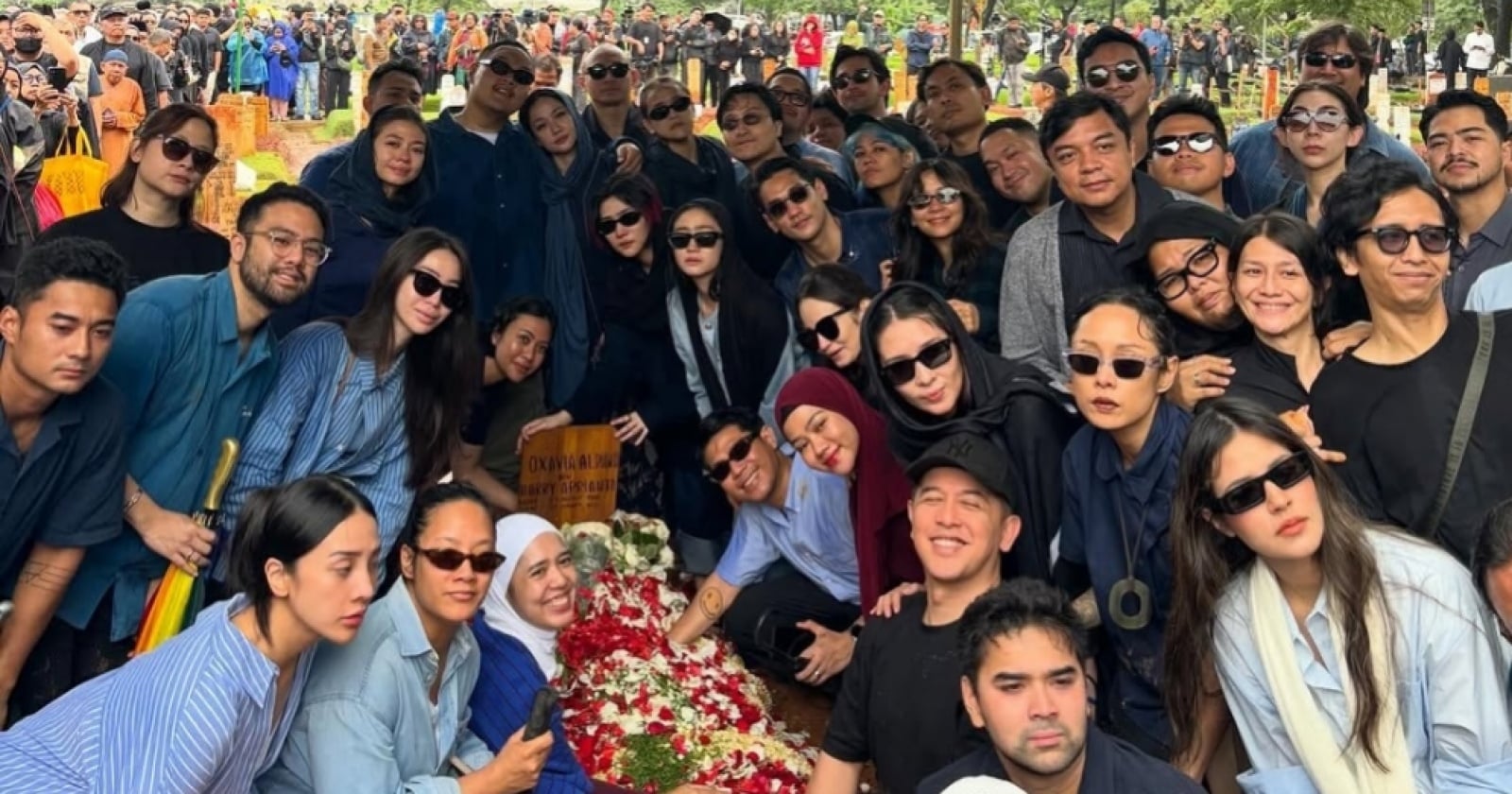 Lautan Biru di Pemakaman Vidi Aldiano Bikin Merinding, Ini Makna Warna yang Dipilih Sheila Dara dan Para Sahabat
