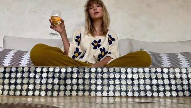 Kunci Tubuh Sehat Taylor Swift Bukan Diet Ketat, Tapi Minuman Sederhana Ini