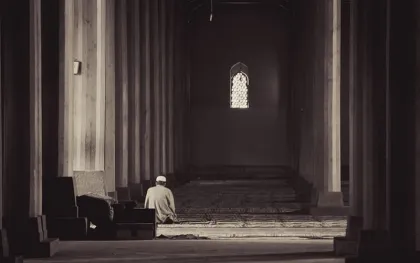 10 Amalan Mustajab untuk Dilakukan Saat Itikaf di Masjid, Bikin Hati Tenang