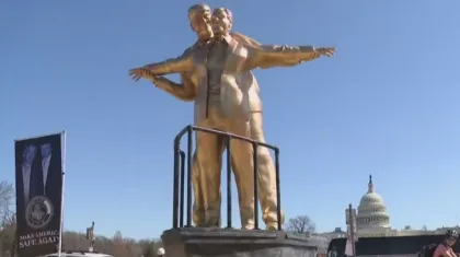 Viral Patung Donald Trump dan Jeffrey Epstein Bergaya Jack-Rose Titanic di Washington DC