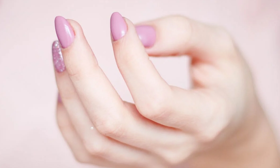 Cara Membuat Kuku Cantik Tanpa Nail Art yang Aman Digunakan untuk Sholat