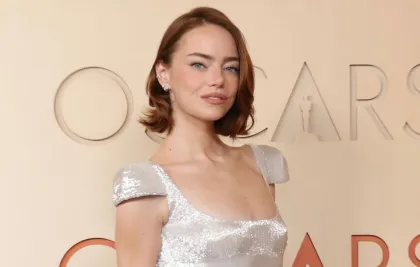 Kilau Elegan Emma Stone di Oscar 2026 Lewat Gaun yang Dikerjakan Ratusan Jam