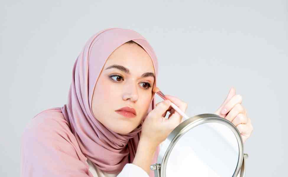 Makeup Lebaran Anti Luntur! 5 Trik Ini Bikin Riasan Tetap On dari Salat Ied Sampai Malam