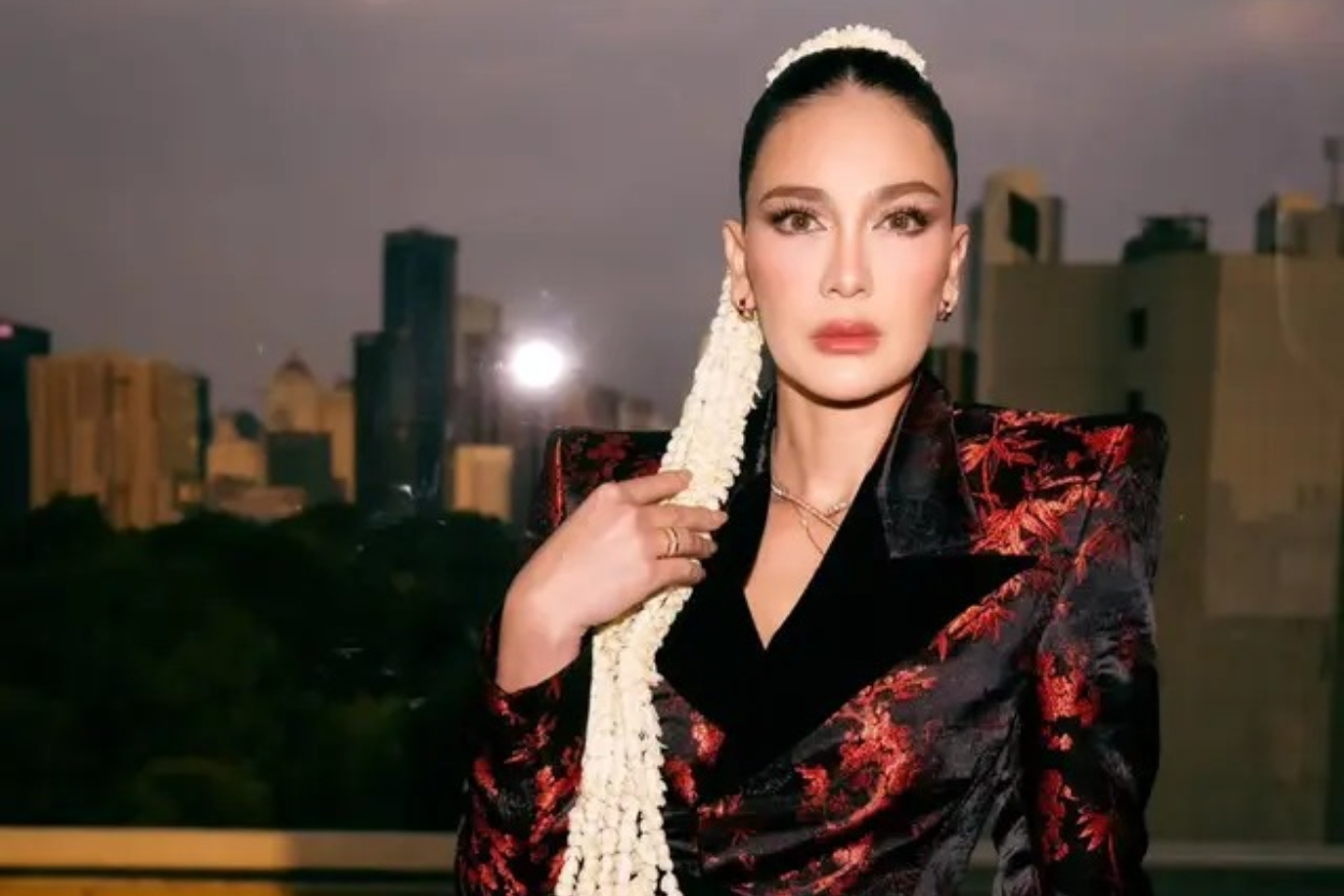 Luna Maya Tampil Menghipnotis, Perpaduan Blazer Glamor dan Ronce Melati Bikin Aura Suzanna Hidup Lagi