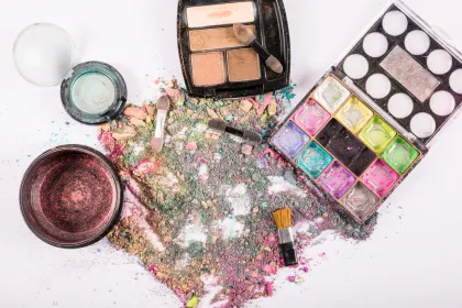 Apa Itu Divorce Dust? Tren Makeup Viral yang Bisa Bongkar Pasangan Selingkuh