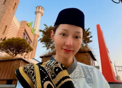 Bikin Pangling Total! Lucinta Luna Salat Id di Korea Pakai Sarung & Peci, Curhat Perjalanan Iman yang Bikin Haru
