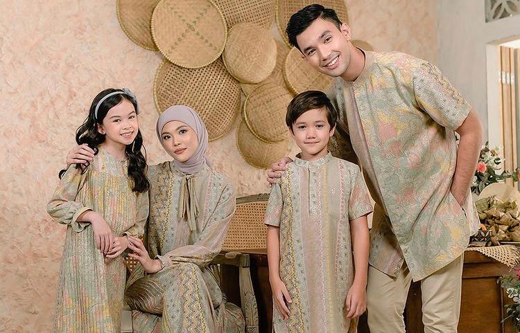 Ternyata Ini Alasan Keluarga Indonesia Suka Baju Lebaran Seragam, Bukan Sekadar Biar Kompak!