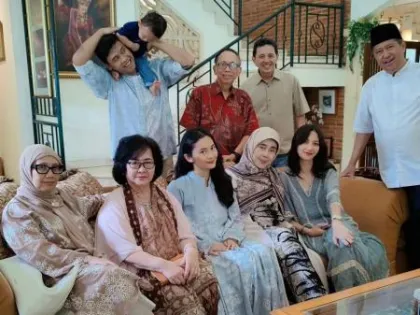 Lebaran Tanpa Vidi Aldiano, Senyum Sheila Dara Jadi Sorotan
