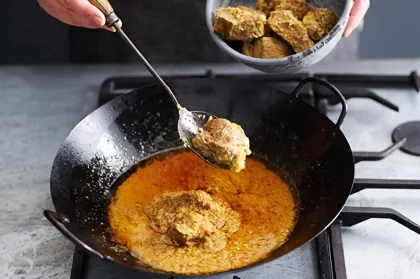 Sering Panasin Opor & Rendang Sisa Lebaran? Hati-Hati, Risikonya Bisa Bikin Kamu Sakit!