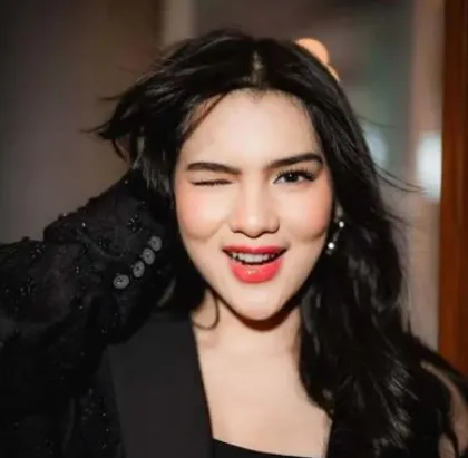 Rayakan Lebaran di Kampung, Penampilan Natural Davina Karamoy Picu Perdebatan Netizen