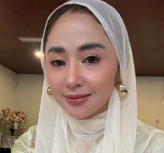 Disindir Foto di Tangga Terus, Dewi Perssik Tegas Kasih Paham Netizen