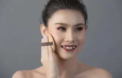 Bingung Pakai Foundation atau Concealer Dulu? Ini Urutan yang Benar Biar Gak Medok
