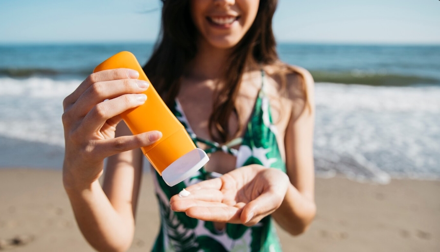 Skip Kulit Gosong! Cara Penggunaan Sunsreen yang Benar Saat Liburan ke Pantai