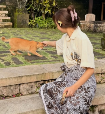 Liburan di Bali, Lisa BLACKPINK Tuai Atensi Saat Merakyat Kenakan Kain Jarik Tradisional