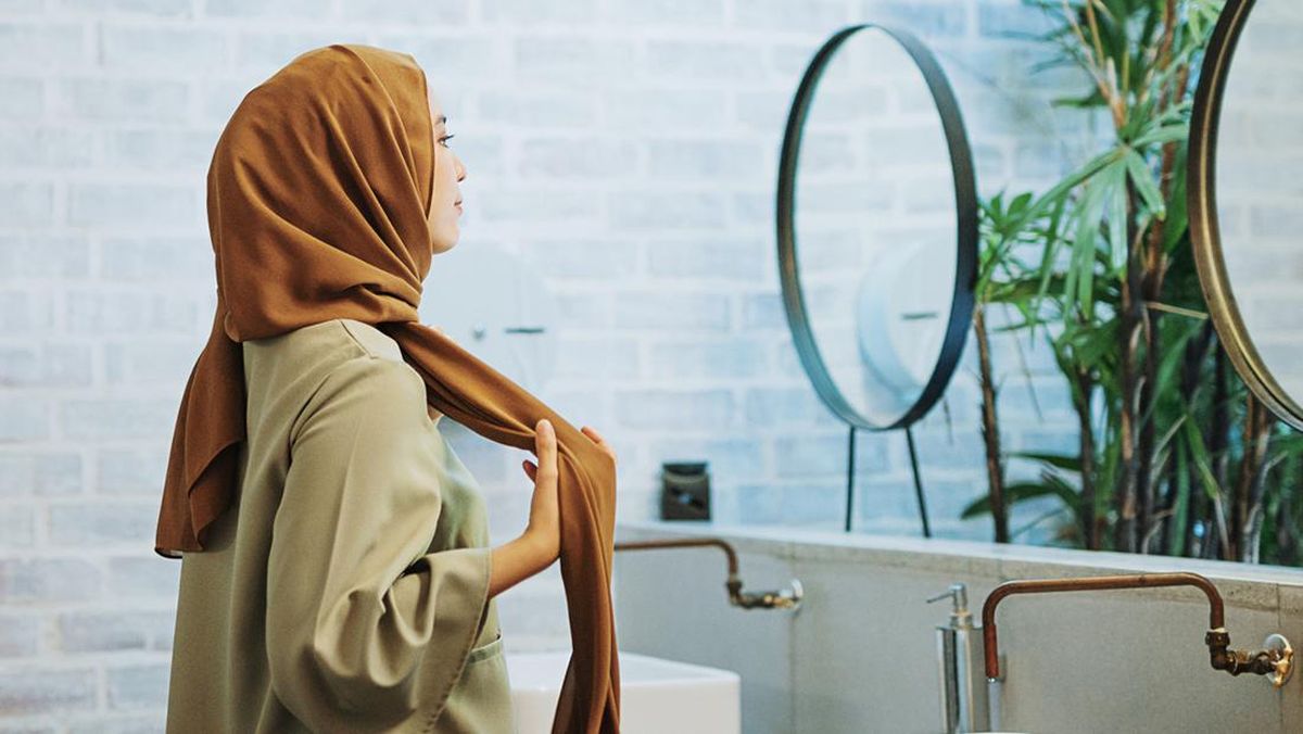 Sering Apek? Ini 5 Tips Perawatan Rambut untuk Perempuan Berhijab