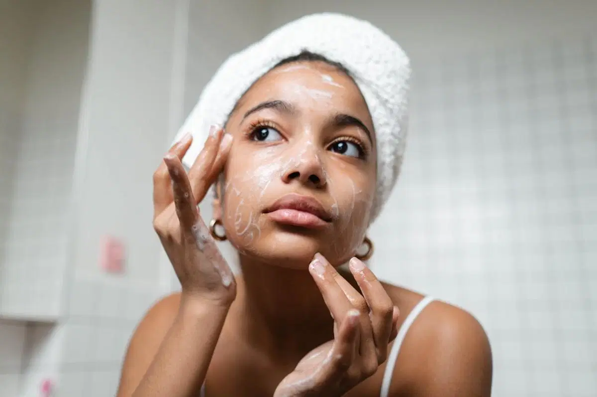 Kulit Berminyak, Kemerahan, atau Kering? 5 Tanda Moisturizer Tidak Cocok di Wajah