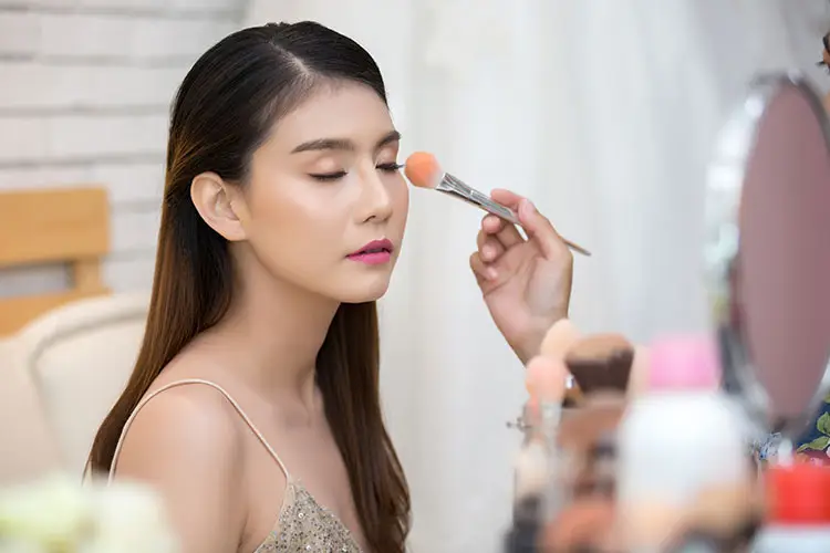 Salah Selama Ini! 7 Cara Retouch Makeup yang Benar Biar Nggak Cakey & Tetap Flawless