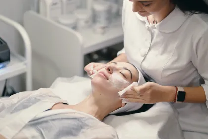 Ini 6 Jenis Facial dan Manfaatnya Sesuai Masalah Kulit Anda Agar Glowing Maksimal, Jangan Asal Pilih!
