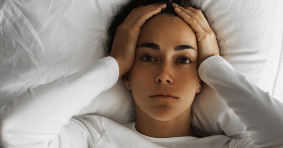 Capek Banget Tapi Nggak Bisa Tidur? Ini Penjelasan “Tired but Wired” yang Lagi Banyak Dialami
