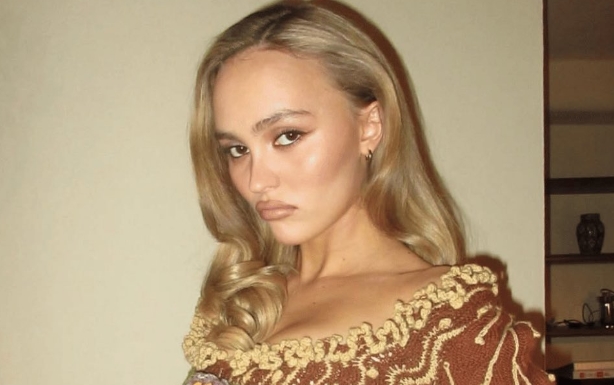 Bukan Lagi Duck Face, Ini Rahasia Pose ‘Gen Z Pout’ yang Terlihat Natural tapi Menawan