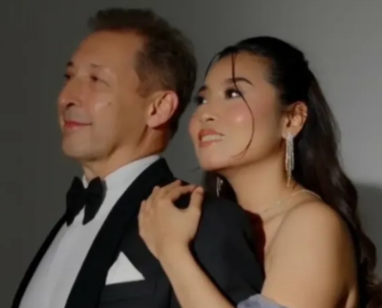 Tak Mau Kalah, Ayah Jennifer Coppen Unggah Foto Prewedding Bareng Wanita Muda