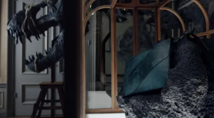 Mewah nan Prasejarah! Intip Tas Biru Kehijauan dari Kulit Dinosaurus T-Rex Seharga Rp10 Miliar