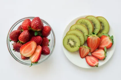 5 Buah Kaya Nutrisi Pemicu Kolagen Alami Agar Awet Muda, Ada Strobei hingga Delima!