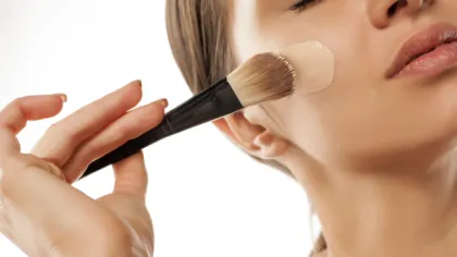 Kulit Bertekstur? Stop Minder! Ini 6 Rahasia Makeup Flawless yang Bikin Wajah Auto Halus Tanpa Filter