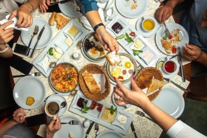 10 Tempat Brunch di Kemang Paling Hits 2026: Spot Estetik dengan Menu Terbaik!