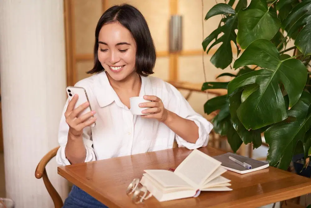 Stop Chat “Hai”! 7 Cara Mulai Percakapan di Dating Apps Biar Langsung Nyambung & Nggak Canggung