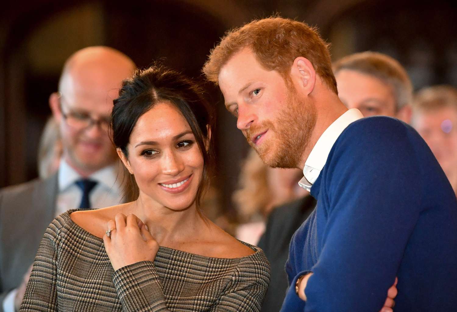 Meghan Markle dan Pangeran Harry Turun Kelas Naik Pesawat Ekonomi, Ada Strategi Tersembunyi?