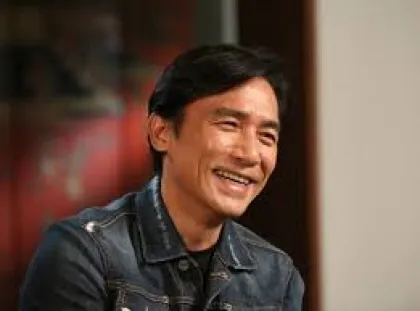 Dua Tahun Berlalu, Tony Leung Akui Tak Terima Bayaran saat Jadi Model MV NewJeans