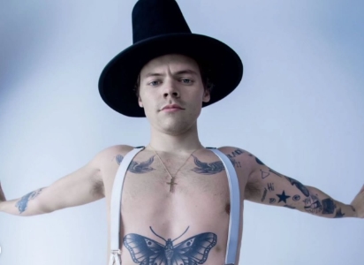 Dianggap Foto Musisi Terburuk, Potret Harry Styles Kenakan Leging Pink Ketat Digunjing Keras