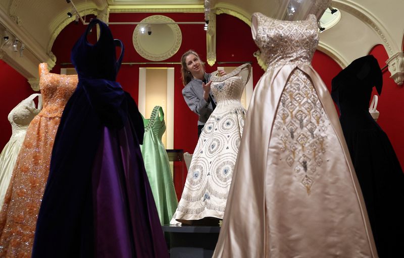 Pameran Terbesar Baju Ratu Elizabeth II: Hadirkan 300 Busana Ikonik, Termasuk Koleksi Tersembunyi
