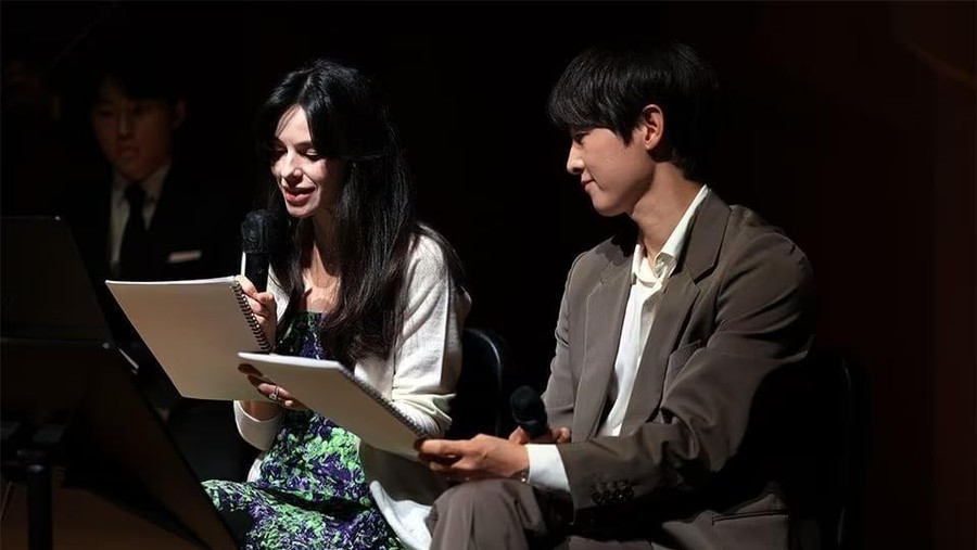Katy Louise Saunders Tampil Bareng Song Joong Ki Jadi Narator, Latar Belakang Pendidikannya Ikut Disorot