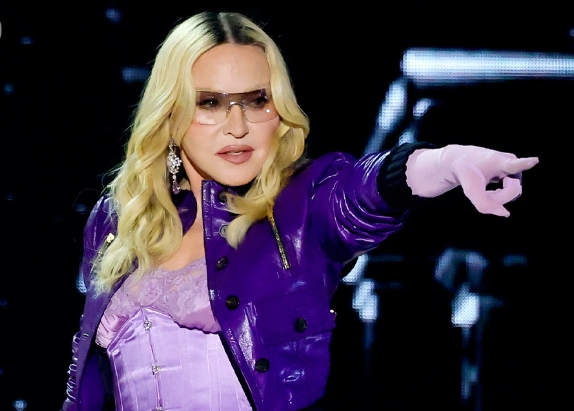 Kostum Madonna Raib Misterius Usai Tampil Bersama Sabrina Carpenter di Coachella, Detail Kronologi Terungkap