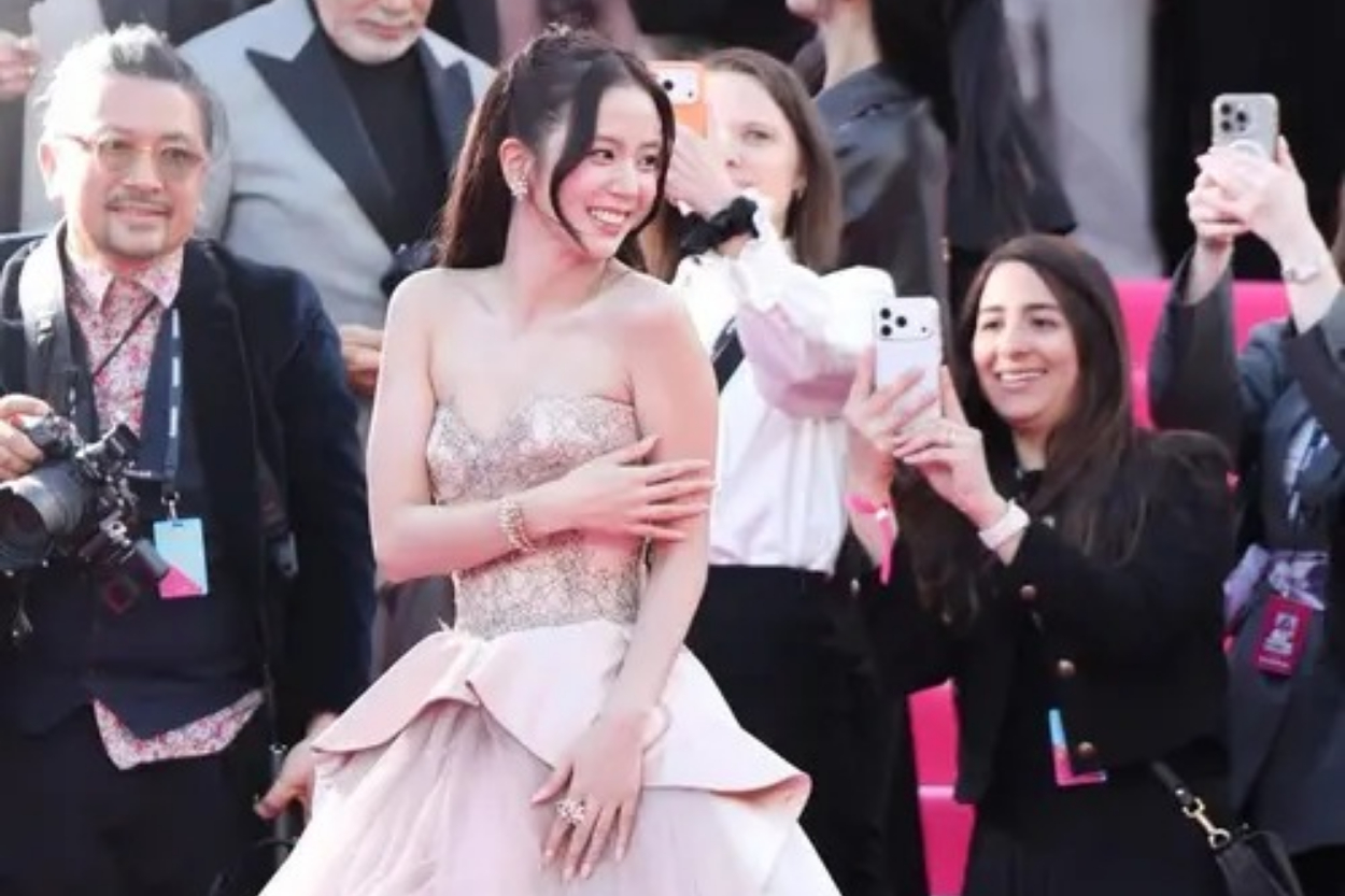 Jisoo BLACKPINK Pancarkan Aura Princess di Cannes Series International Festival, Tuai Sejarah Baru!