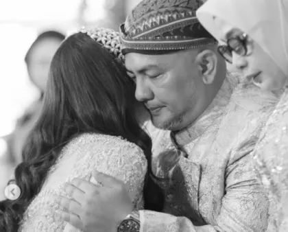 Ayah Sambung Rasa Ayah Kandung! Momen Haru Andre Ariyantho Gendong Syifa Hadju di Siraman Bikin Netizen Baper