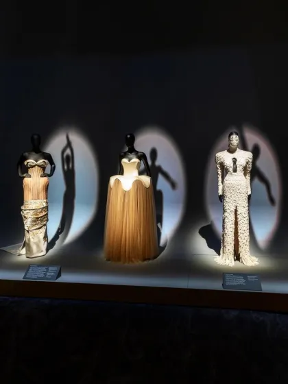 Pameran 'Schiaparelli: Fashion Becomes Art' Tampilkan Transformasi Fashion Jadi Seni