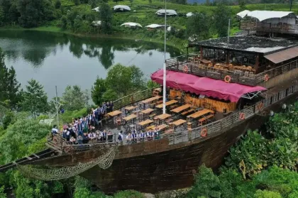 10 Tempat Makan Keluarga Viral di Bandung, Dijamin Bikin Ngumpul Makin Seru 