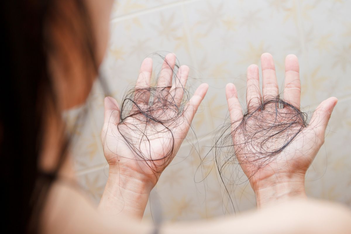 7 Kebiasaan Sepele Ini Ternyata Bikin Rambut Rontok Parah, Nomor 1 Sering Banget Dilakuin!