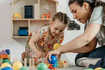 Titip Anak di Daycare vs Pakai Nanny di Rumah: Mana yang Lebih Minim Risiko?