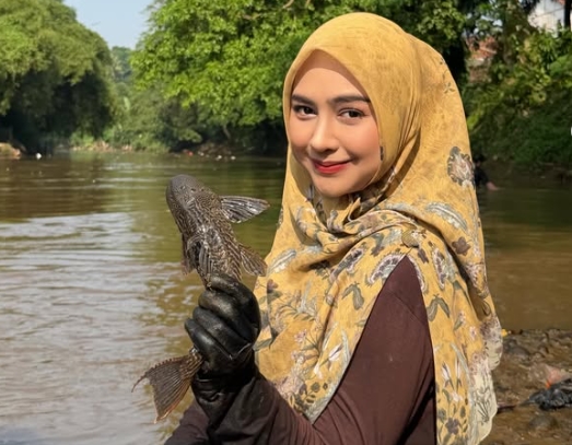 Blusukan ke Sungai Nangkap Ikan Sapu-Sapu, Ria Ricis Singgung Hidung Baru Usai Viral Dugaan Oplas