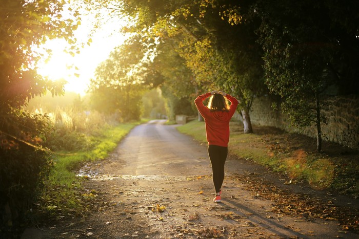 3 Keuntungan Silent Walking di Pagi Hari, Bikin Lebih Fokus dan Tenang