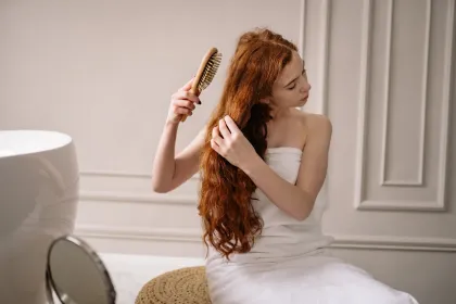 7 Cara Mengatasi Rambut Kusut Menggumpal: Dari Sisir Bergigi Lebar hingga Hair Oil
