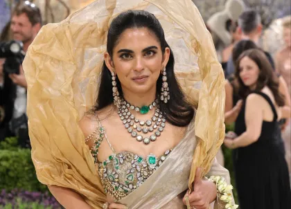 Isha Ambani di Met Gala 2026: Kenakan Sari Emas Bertabur 200 Berlian, Warisan Keluarga Disulap Jadi Haute Couture Super Mewah