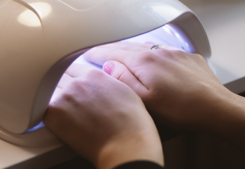 Waspada! Bahaya Sinar UVA dari Lampu Nail Art yang Sering Diabaikan, Bisa Sebabkan Kanker?