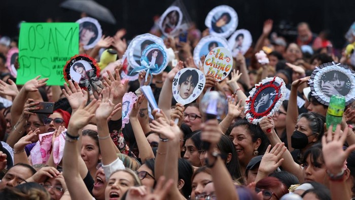 Tak Hadiri Met Gala, BTS Pilih Sapa 50 Ribu Fans dari Balkon Istana Nasional Meksiko