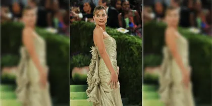 Margot Robbie Tampil Memukau di Met Gala 2026, Gaunnya Dikerjakan Selama 761 Jam