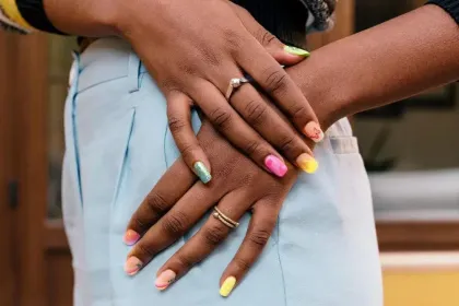 9 Warna Kutek yang Cocok untuk Kulit Kuning Langsat, Bikin Tangan Makin Menawan